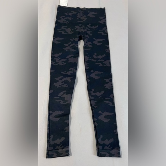 Spanx Look At Me Now Seamless Camo Leggings Women’s Size Medium NWT - Picture 10 of 13